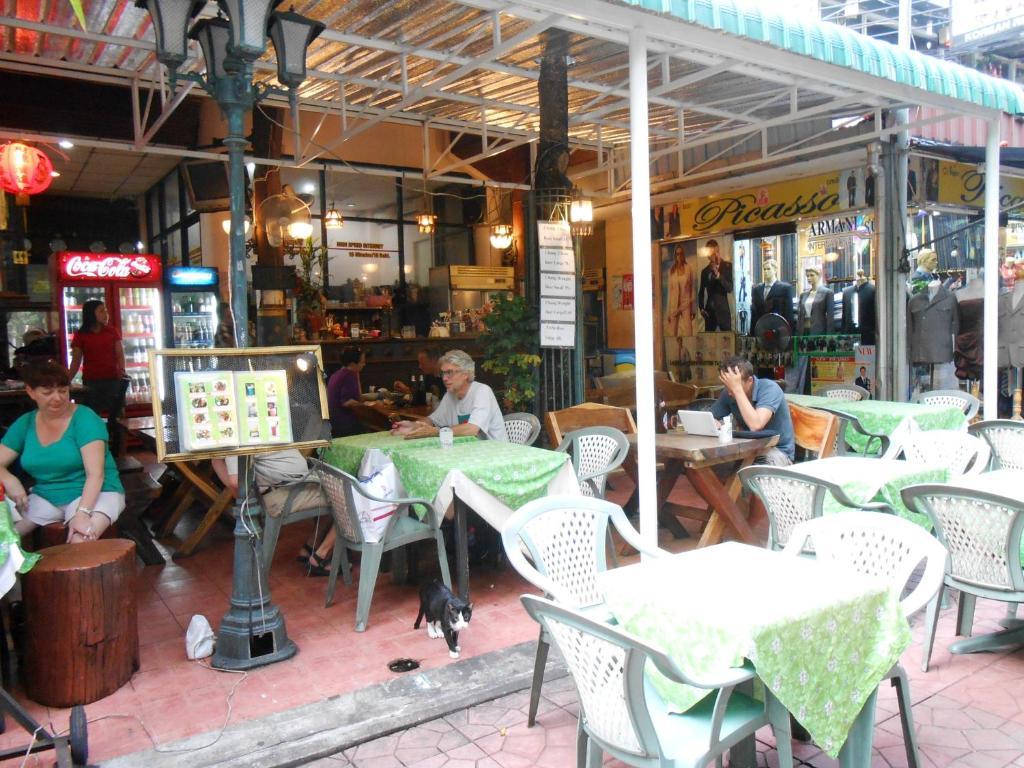 Four Sons Village Bangkok Exterior foto